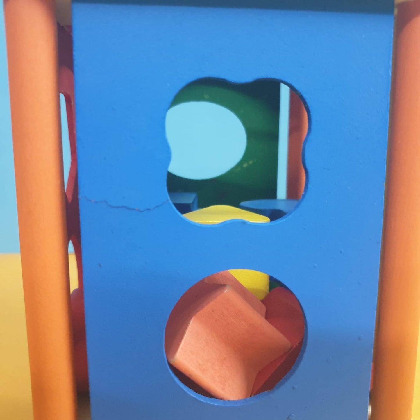 (D&R) Wooden 9 Hole Shapes Sorter With All Shapes (Body Damage)